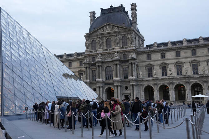 Louvre reopens for first time after jewel heist