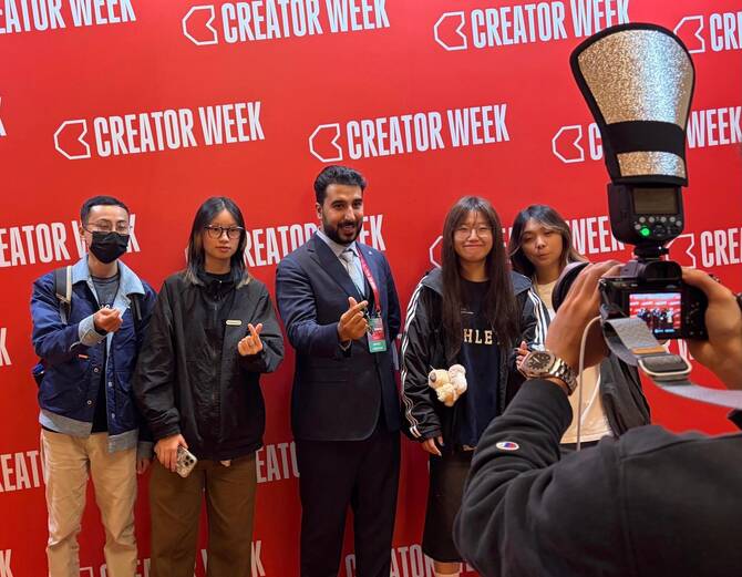 Ahmed Mohammed Jaber Al-Kalthoom, center, poses with Chinese fans during CreatorWeek in Macao, Oct. 25, 2025. (AN photo) 