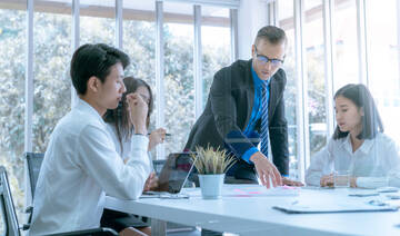 The best leaders are not those who copy others well — they are the ones who understand themselves deeply. (Shutterstock) 